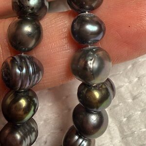 Elegant Black Pearl Necklace